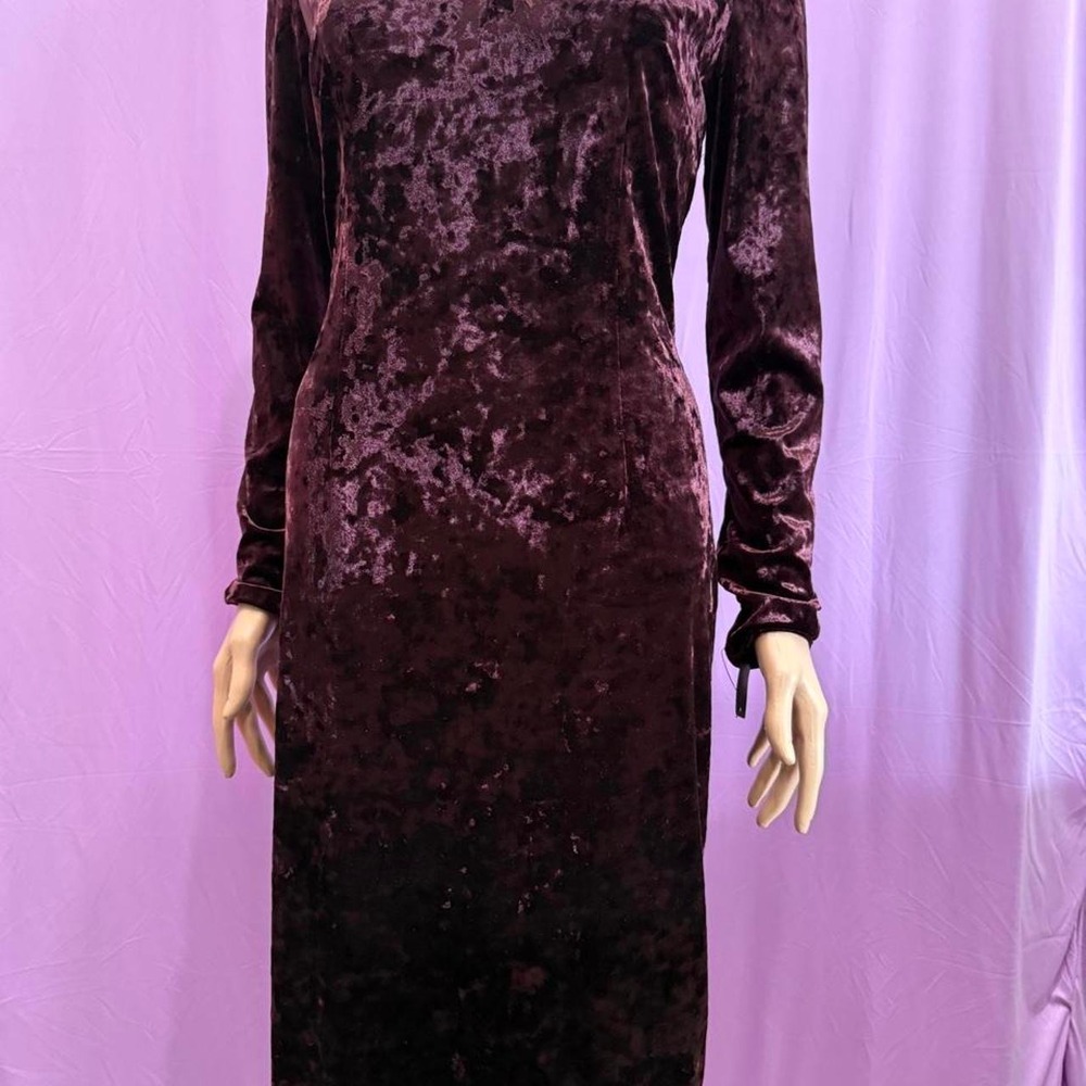 Maggy London purple velvet midi dress with long sleeves and V-neckline